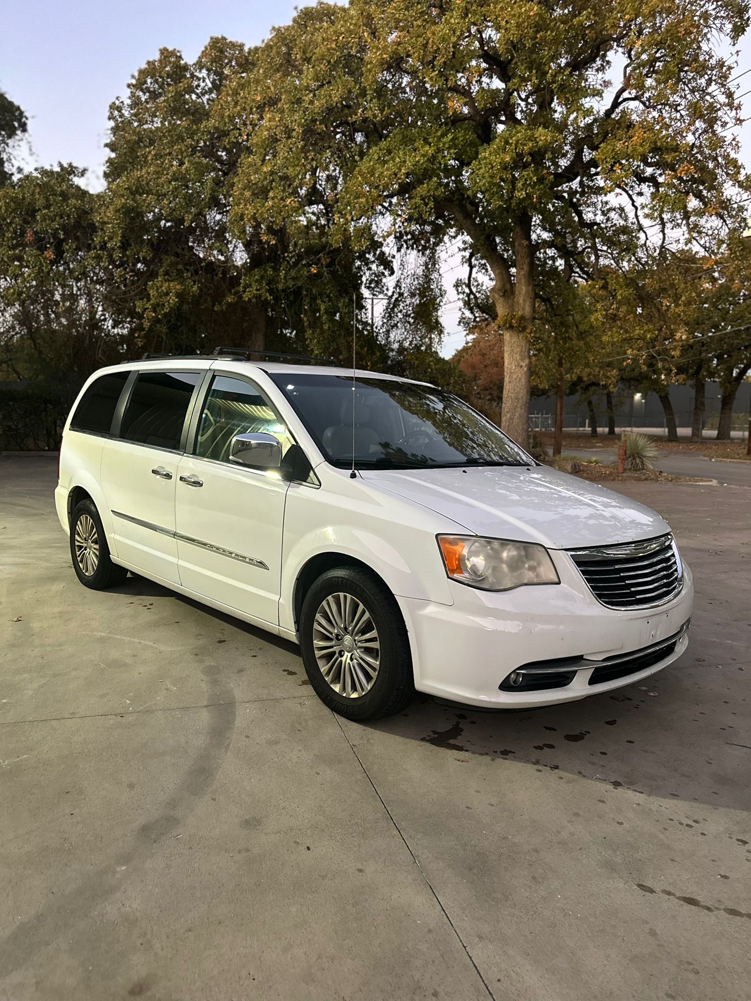 2013 CHRYSLER TOWN AND COUNTRY 